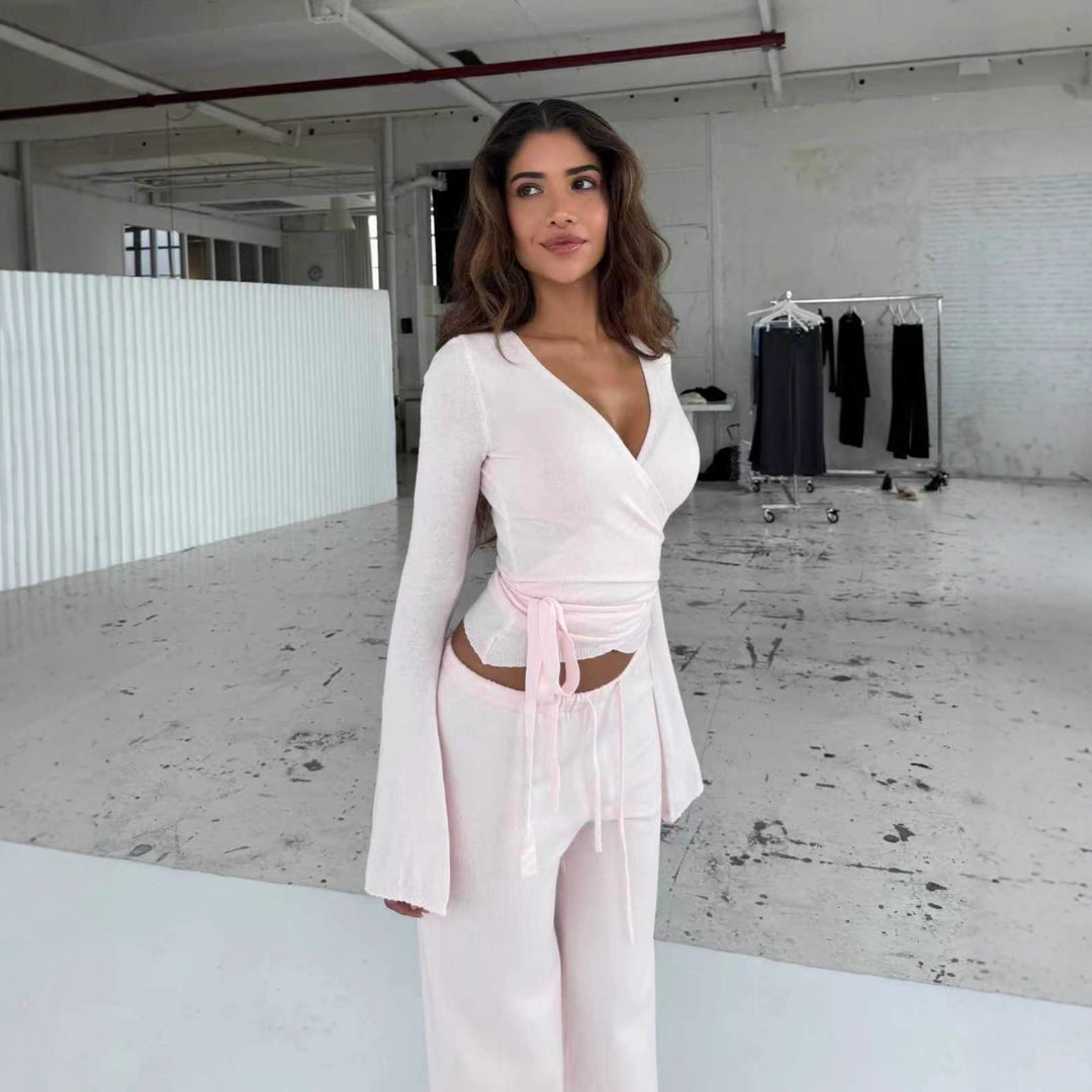 Damen nan Strick-Wickeloberteil mit Bindegürtel und Trompetenärmeln sowie taillenhoher weitgeschnittener Strickhose Echo Archiv