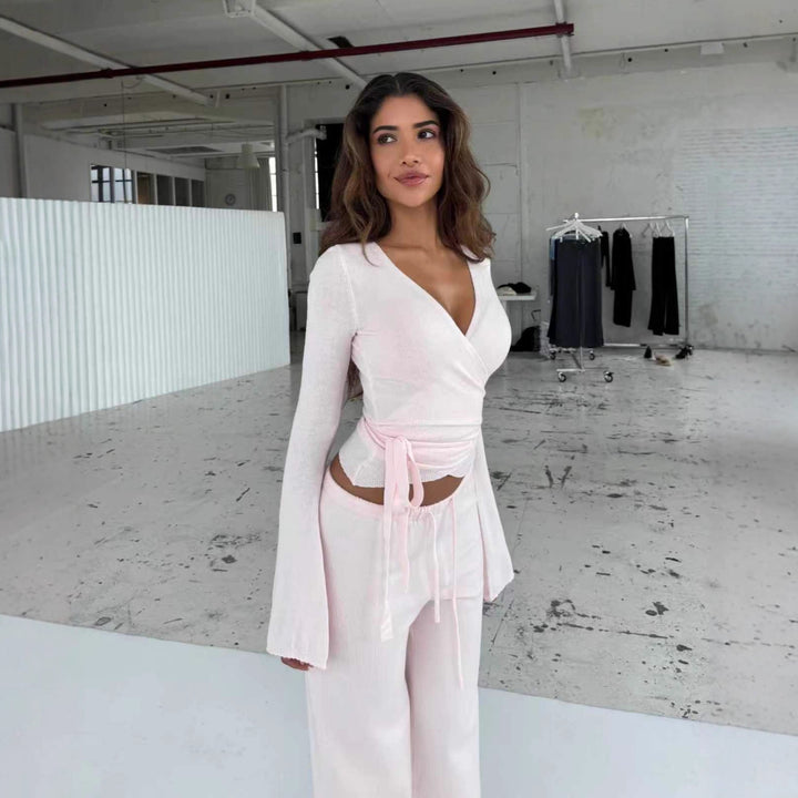 Damen nan Strick-Wickeloberteil mit Bindegürtel und Trompetenärmeln sowie taillenhoher weitgeschnittener Strickhose Echo Archiv