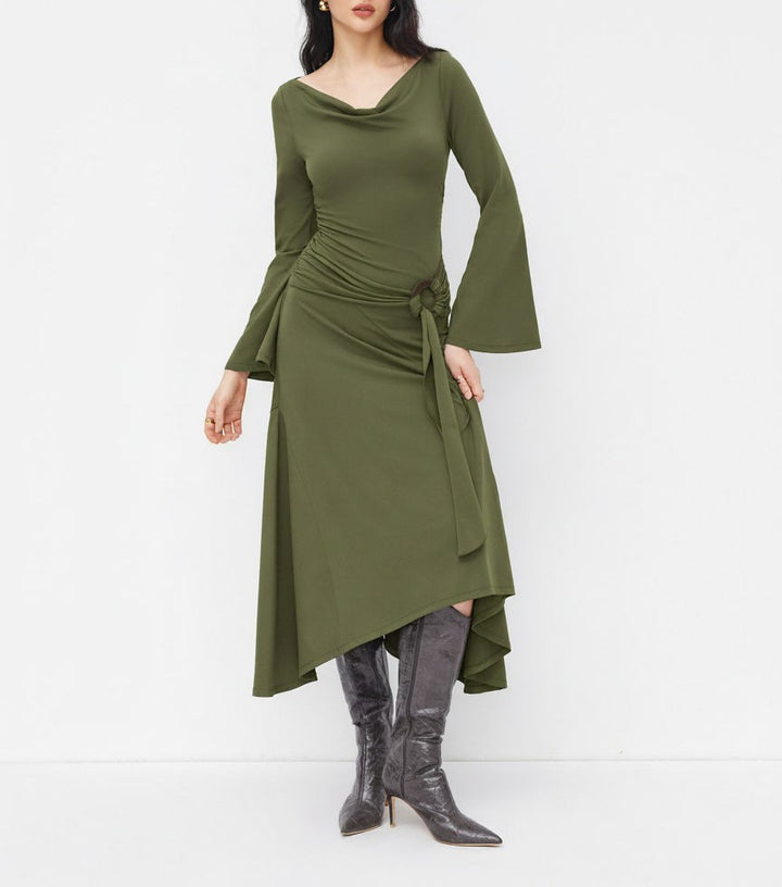 Damen Asymmetrisches Midikleid mit Wasserfallkragen, Glockenärmeln und seitlichem Ringdetail – Élara