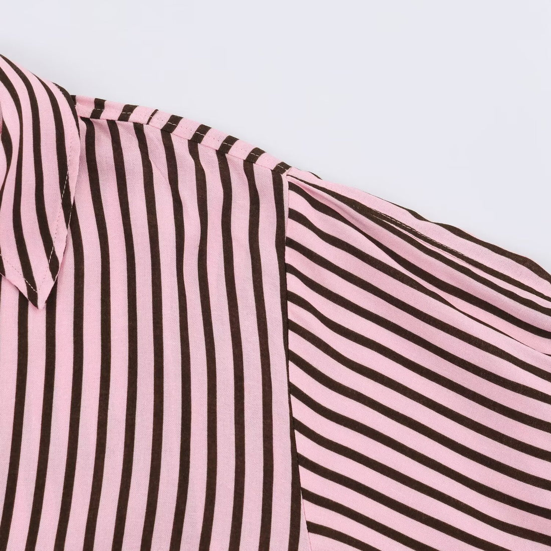Damen Oversize-Hemdbluse mit tiefem V-Ausschnitt und Ballonärmeln Echo Archiv