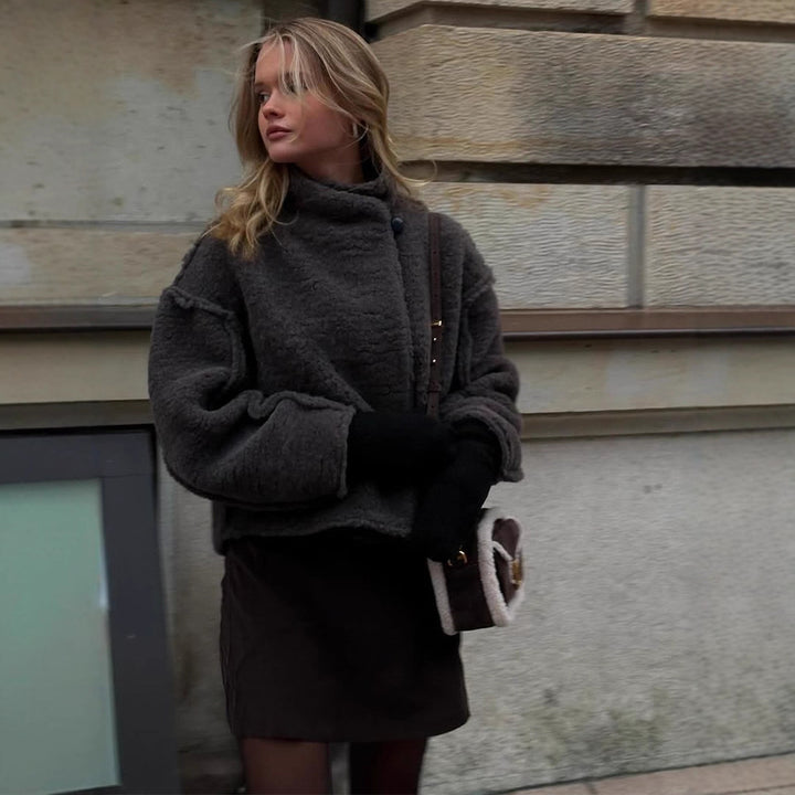 Damen Kurz geschnittener Teddy‑Fauxfur‑Blouson mit hohem Stehkragen und kastiger Silhouette Echoarchiv