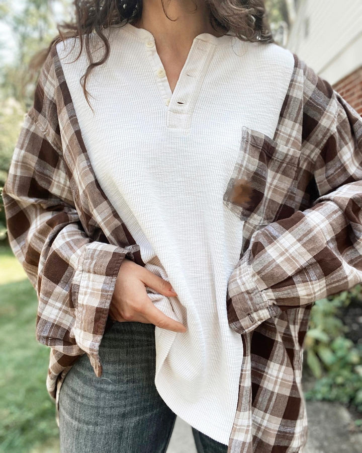 Damen nan karierter Flanell-Overshirt mit aufgesetzter Brusttasche, krempelbaren Ärmeln und legerer Oversize-Passform Echo Archiv