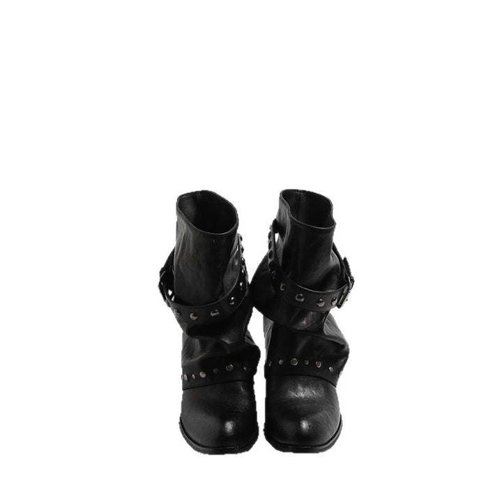 Damen Biker-inspirierte Slouch-Stiefelette mit Nietenriemen und Dornschließen-Detail – Varelle