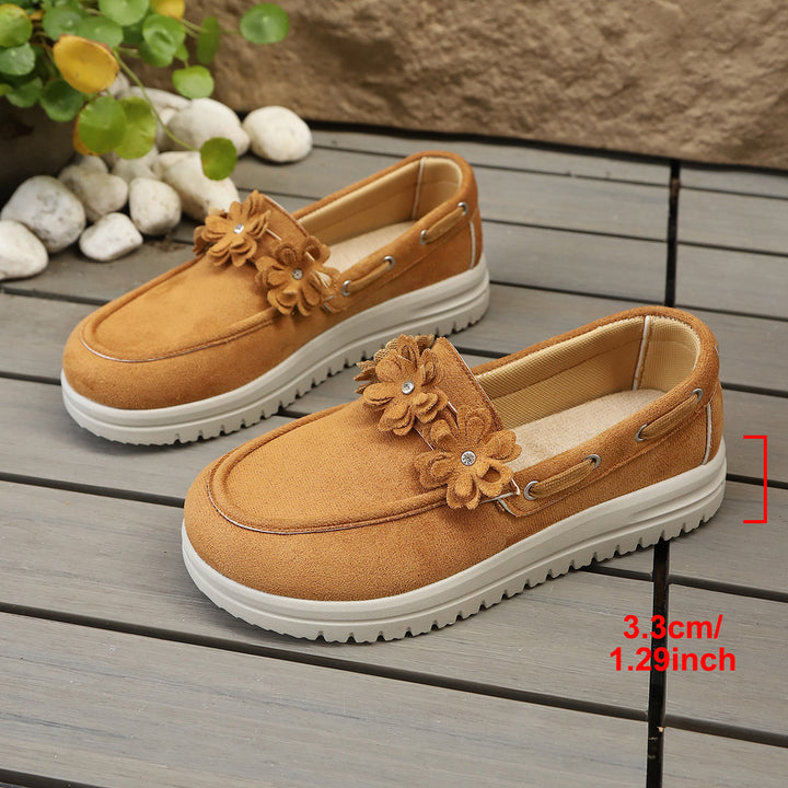 Damen Velours‑Slipper mit Blumenapplikation und profilierter Plateau‑Sohle – Lioré