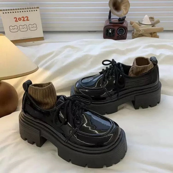 Damen Plateau-Sneaker mit eleganter Lackleder-Optik und kuscheligem Strickkragen Echo Archiv