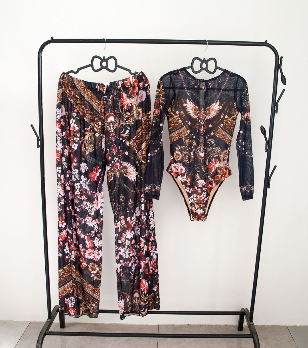Damen modisches Badeoutfit mit langärmeligen Oberteil und lässigen Pants Echo Archiv