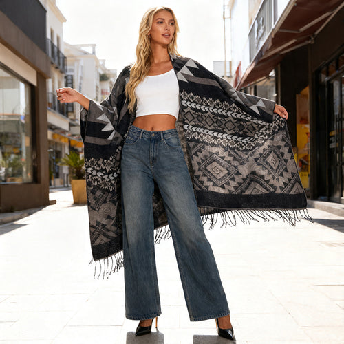 Damen Oversize Jacquard‑Cape im Ethno‑Jacquard mit Fransen – Avérine