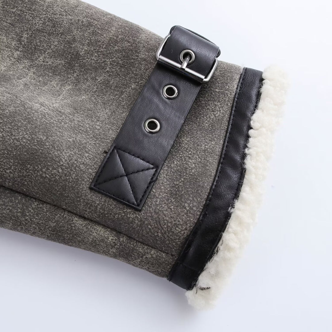 Damen Oversized Fliegerjacke mit Teddyfutter, Kunstlederbesatz und Schnallen Echoarchiv