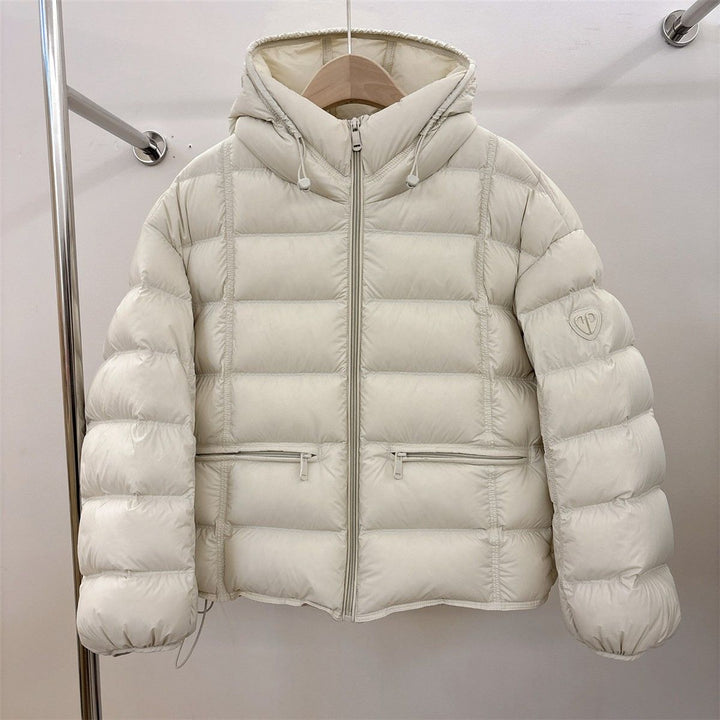 Damen kurz geschnittene Thermo-Steppjacke mit Kapuze, Reißverschlusstaschen und elastischen Bündchen – Célinea
