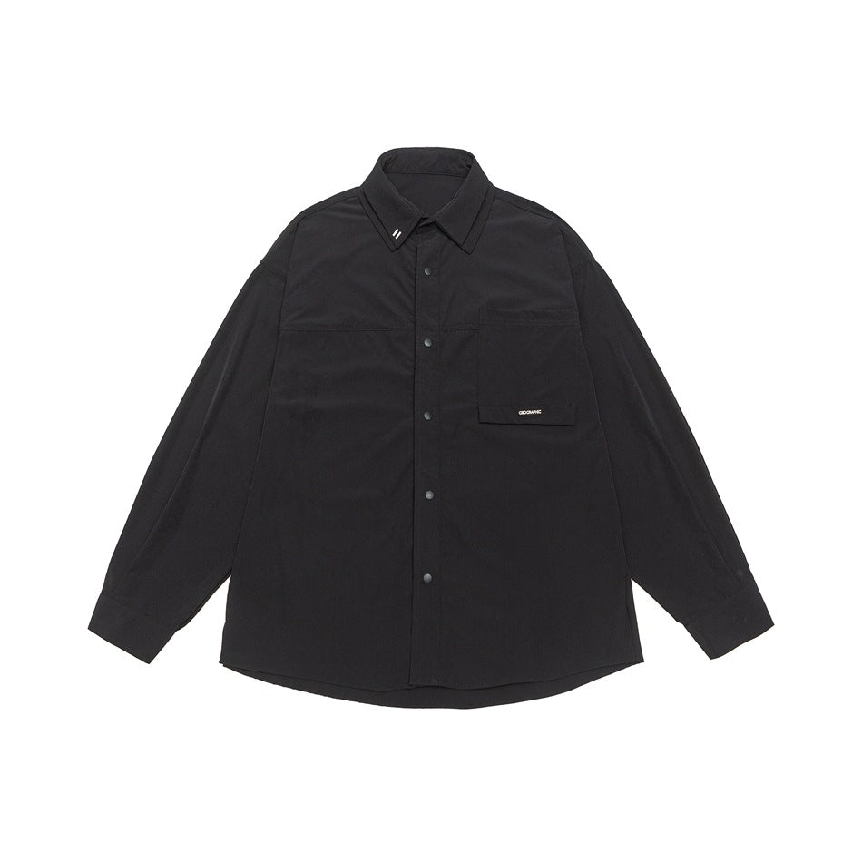 Unisex Oversize Hemd mit technischem Material, Brustklappe und gerundetem Saum Echoarchiv