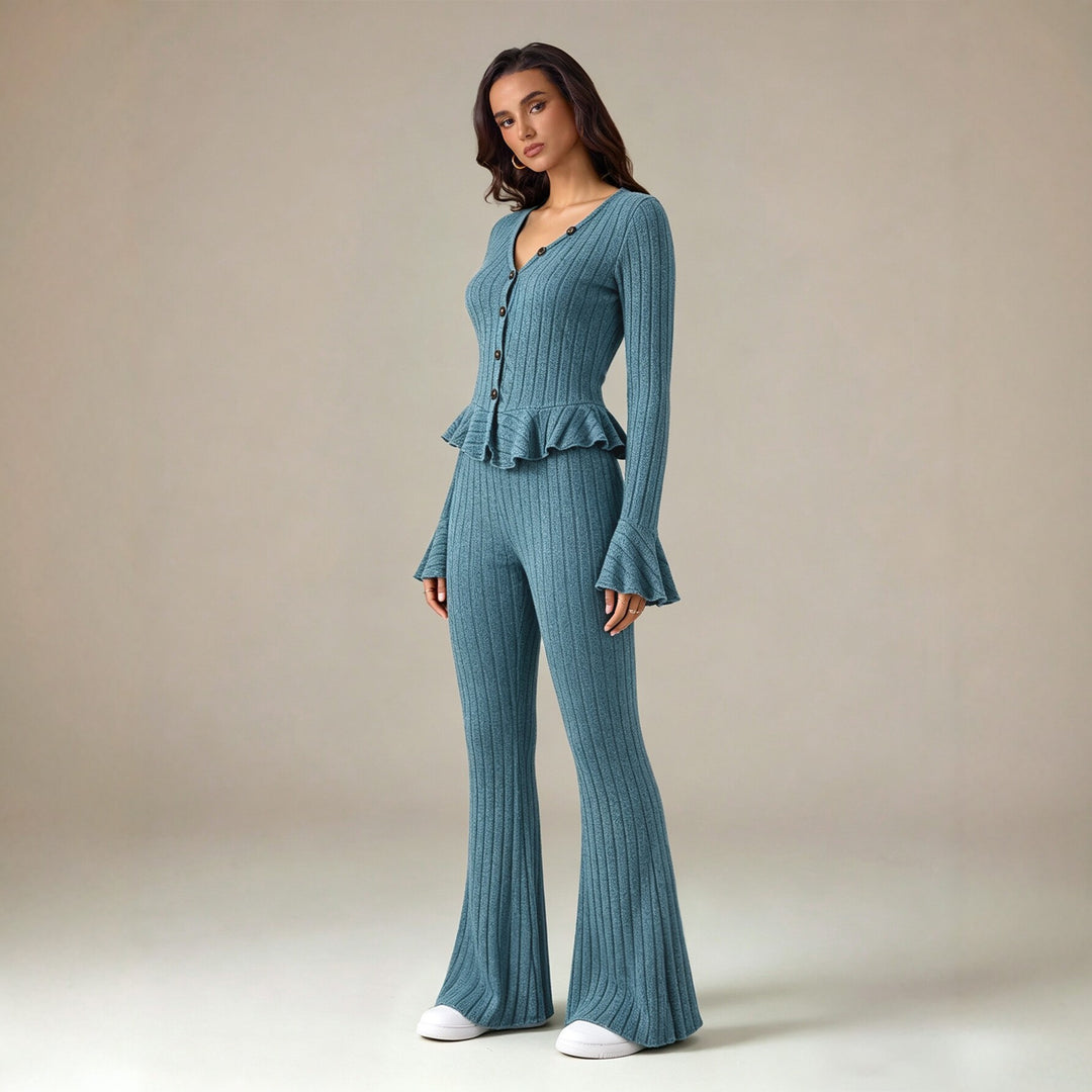 Damen feinstrukturiertes Rippstrick-Set mit tailliertem Knopfcardigan, Volant-Taillenpassform und ausgestellter Schlaghose – Élanora