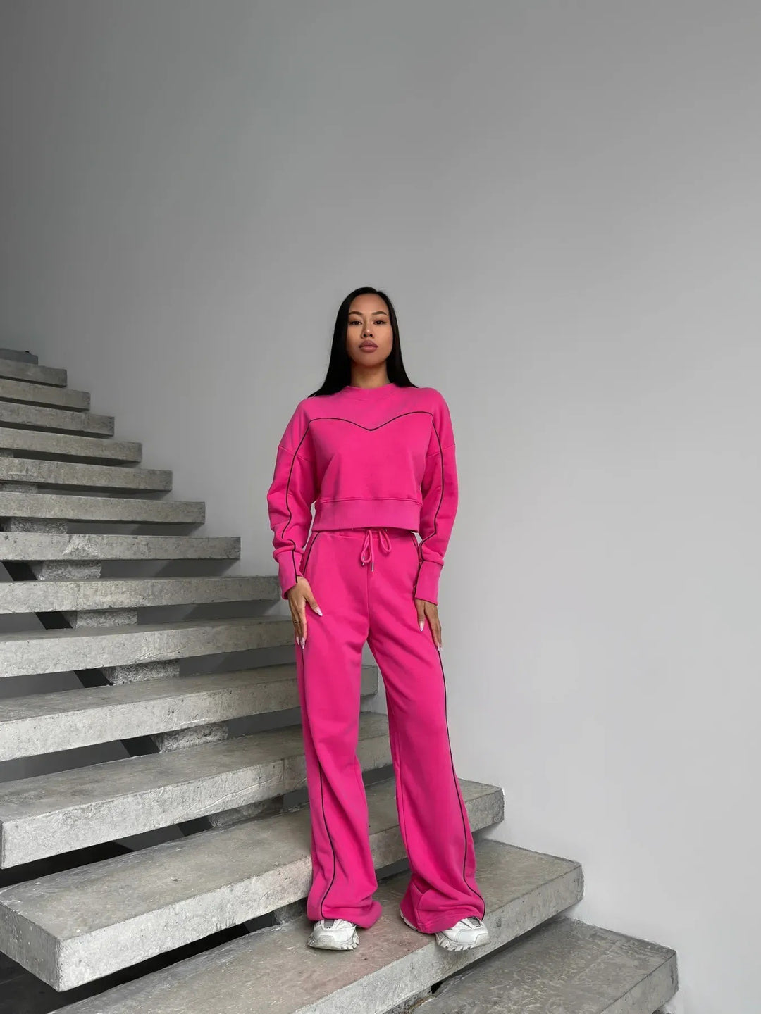 Damen kurzes Oversize-Sweatshirt mit Kordelzug-Jogginghose und Kontrastnähten – Avérine