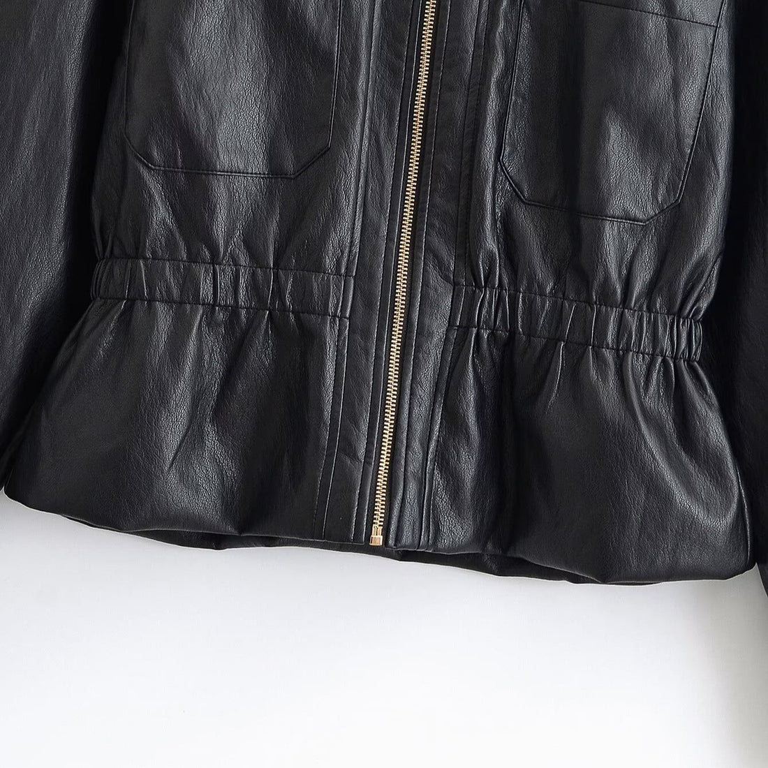 Damen Boxy-Kunstleder-Blouson mit elastischer Taillenpartie, aufgesetzten Brusttaschen und sichtbarem Reißverschluss Echoarchiv
