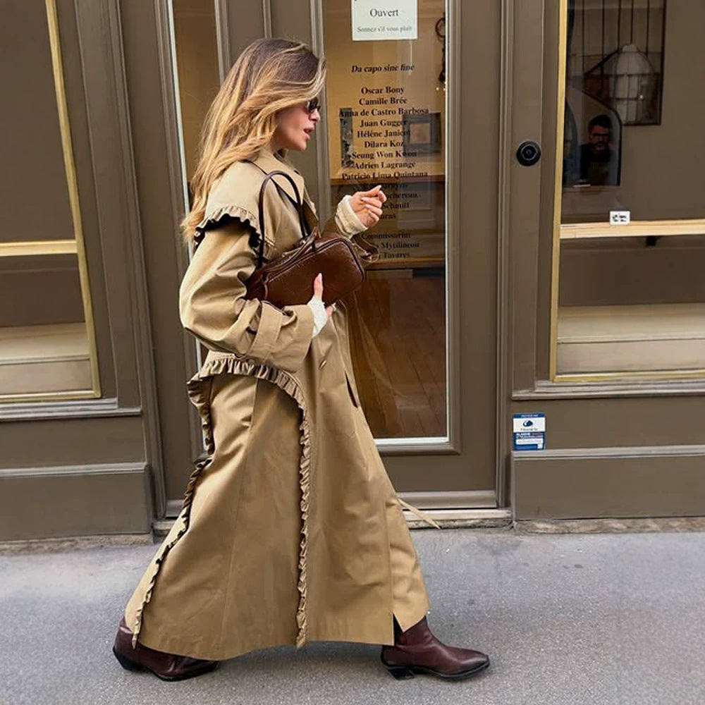 Damen maxilanger Trenchcoat mit Volant‑Schultercape und verstellbaren Manschetten Echoarchiv