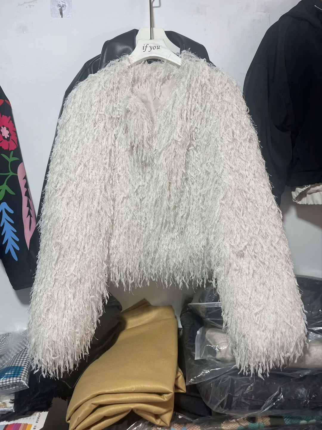 Damen kurze Kunstfelljacke mit shaggy Fransenstruktur, weicher Innenfutter und kastigem Cropped-Schnitt – Célinea