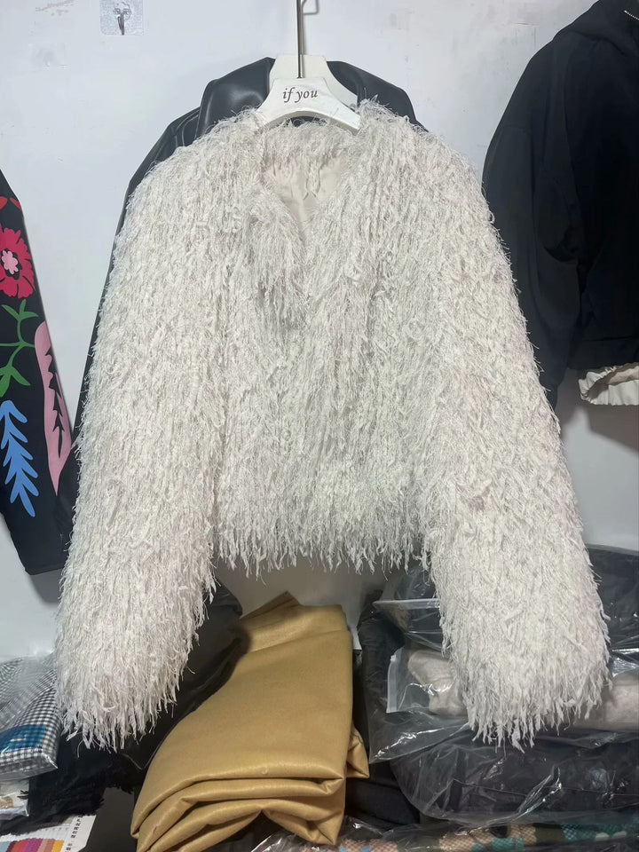 Damen kurze Kunstfelljacke mit shaggy Fransenstruktur, weicher Innenfutter und kastigem Cropped-Schnitt – Célinea