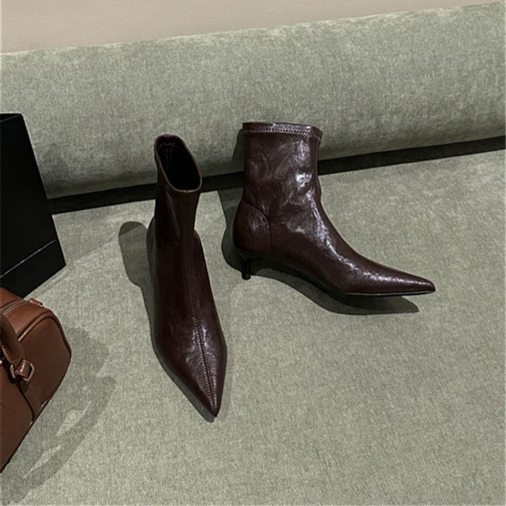 Damen spitz zulaufende Stiefeletten mit sculpted Kitten‑Heel und sockenhaftem Schaft – Varelle