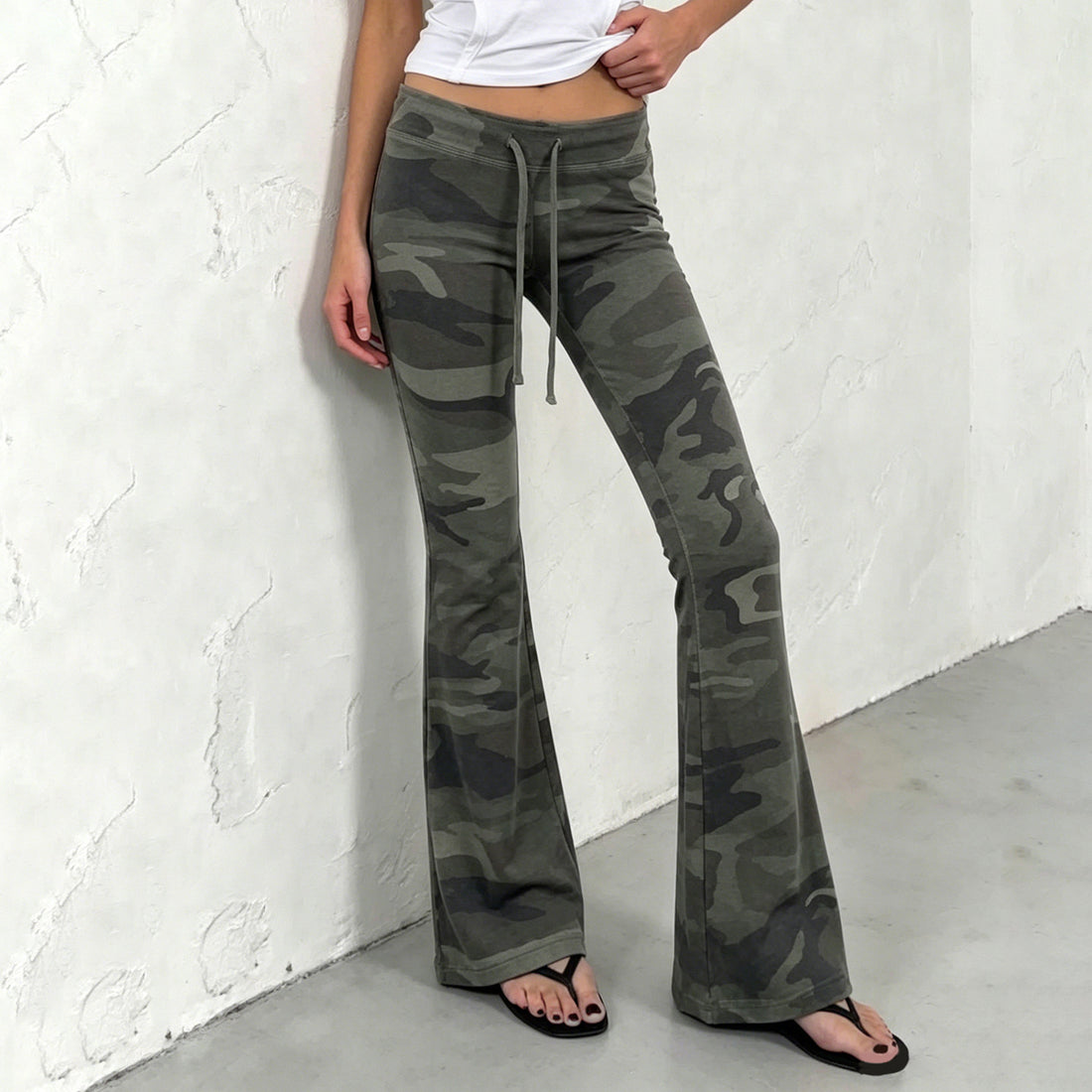 Damen Weiche Schlaghose im Camouflage-Muster mit Tunnelzug und hoher Taille – Avélisse