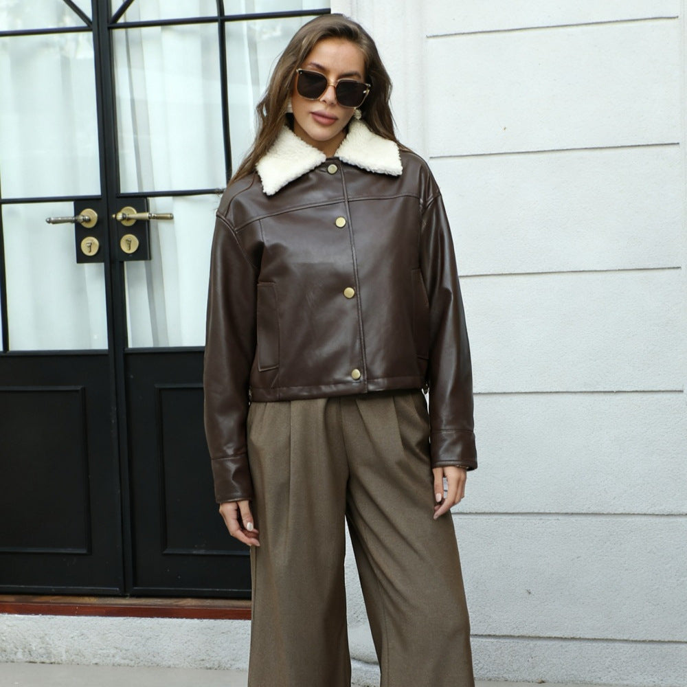 Damen Kurzgeschnittene Kunstlederjacke mit Teddykragen und Druckknöpfen Echoarchiv