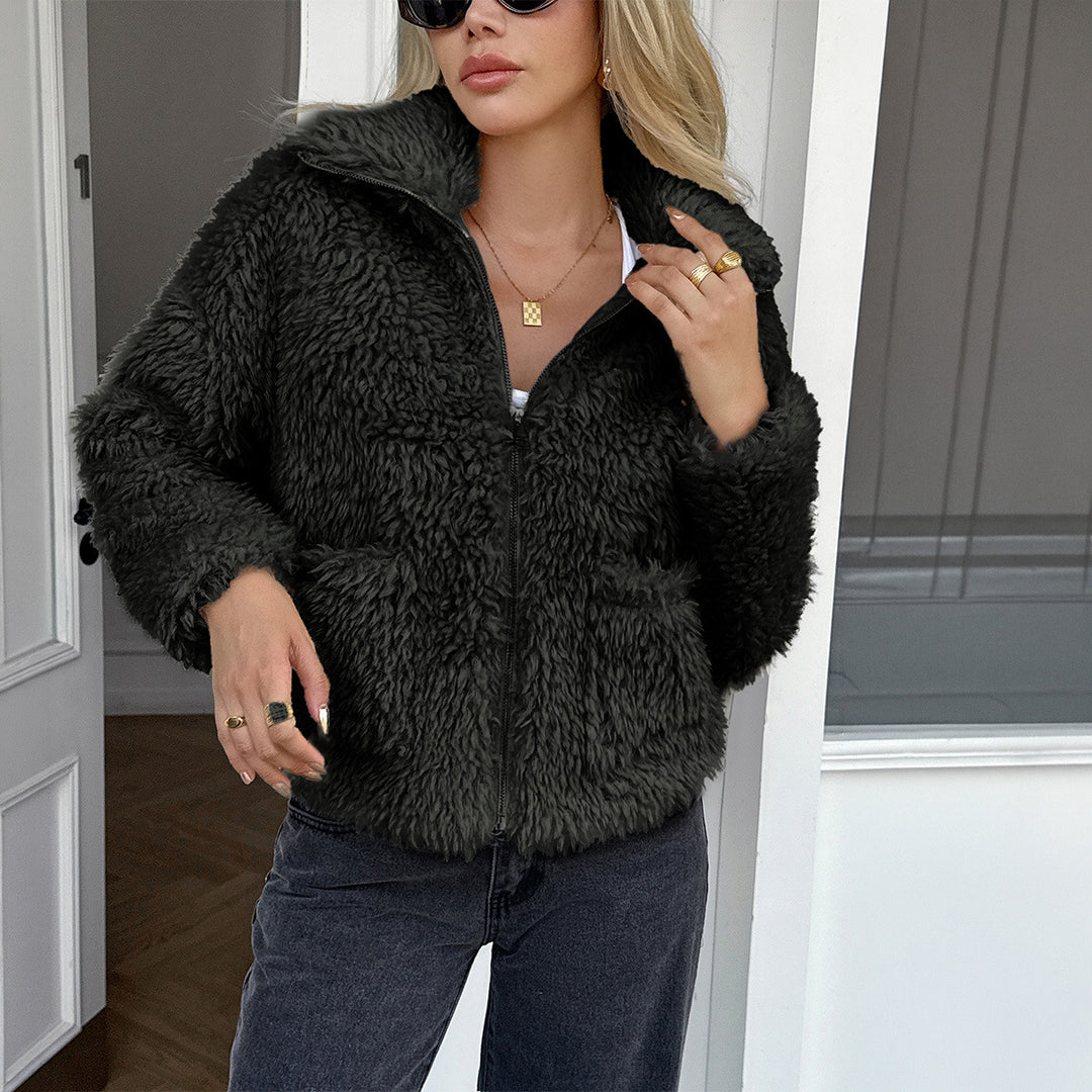 Damen Teddyjacke mit Reißverschluss, hochgeschlossenem Kragen, aufgesetzten Taschen und kurzer Passform – Célinea