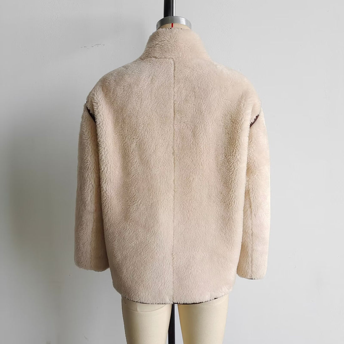 Damen kurze Schaffelloptik‑Jacke mit Stehkragen, verdeckter Knopfleiste und Eingrifftaschen – Célinea