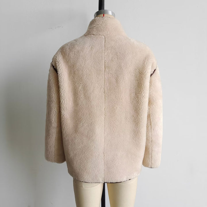 Damen nan kurze Schaffelloptik‑Jacke mit Stehkragen, verdeckter Knopfleiste und Eingrifftaschen Echo Archiv