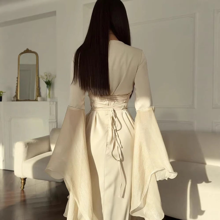 Damen Abendkleid mit Quadrat-Ausschnitt, transparenten Glockenärmeln und drapierter Taillenpartie – Élara