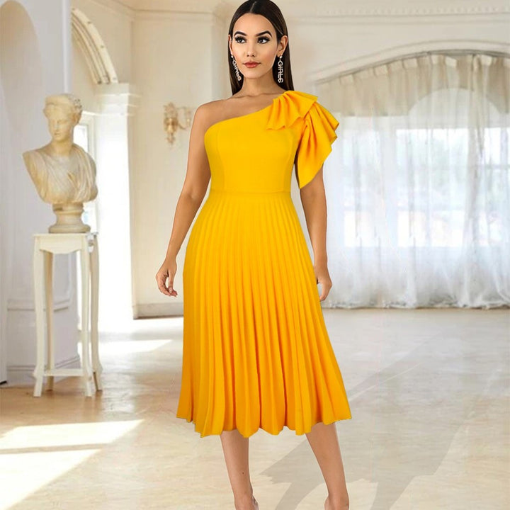 Damen Plissee Maxikleid mit asymmetrischem Träger und Rüschendetail Echo Archiv