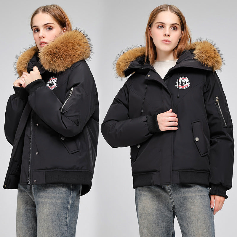 Damen Kurzparkajacke im Bomberstil mit abnehmbarer Fellkapuze und Logo‑Patch Echo Archiv
