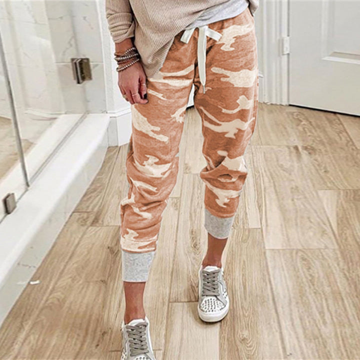 Damen Kordelzug-Jogpant im Camouflage-Look mit schmalem Fußbündchen – Avélisse