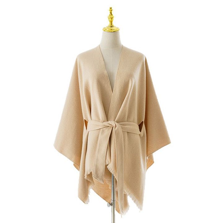 Damen Wickelponcho mit Bindegürtel, V-Ausschnitt und Fransensaum – Avérine