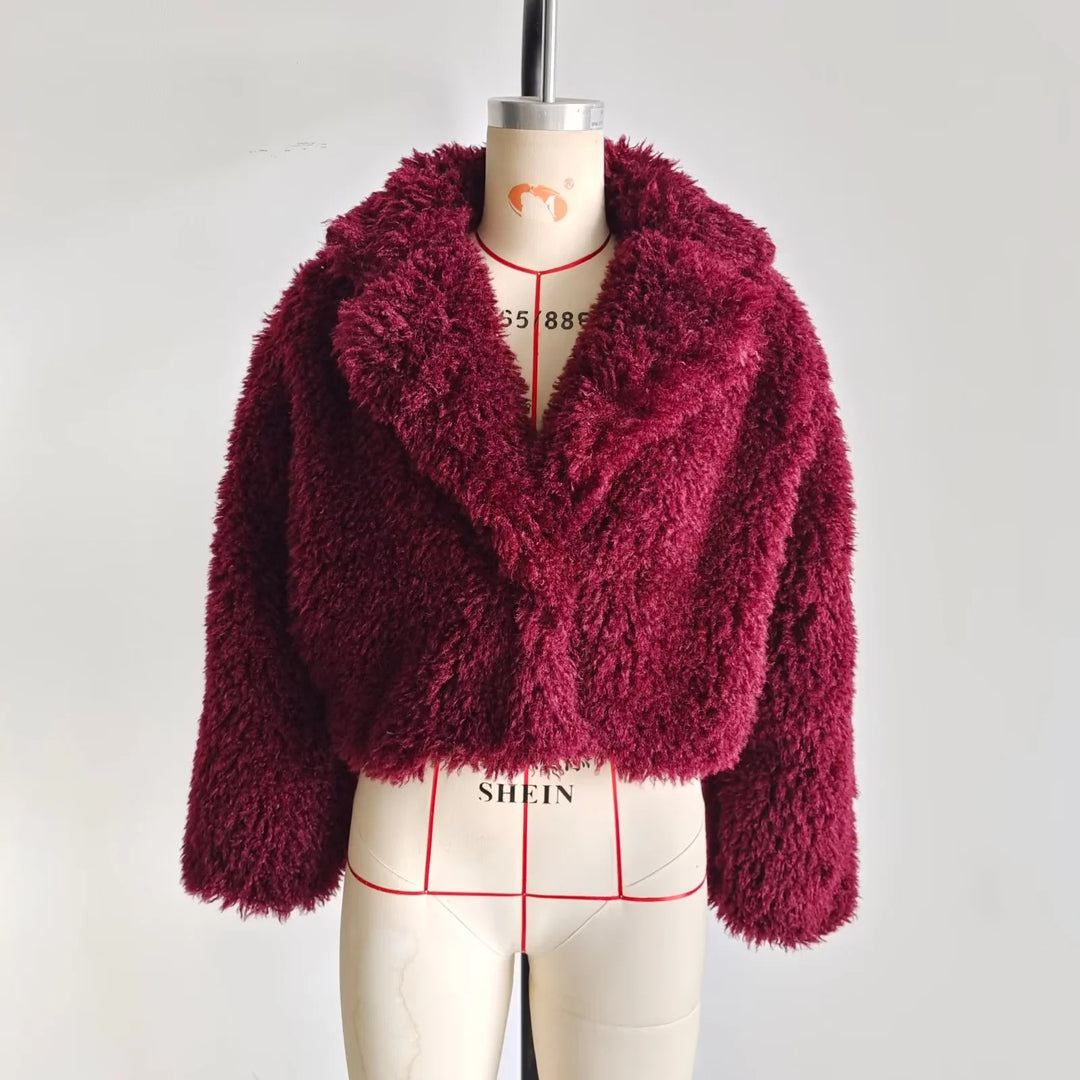 Damen kurze Teddy-Kunstfelljacke mit großem Schalkragen, kastigem Cropped‑Schnitt und weicher Plüschstruktur – Célinea