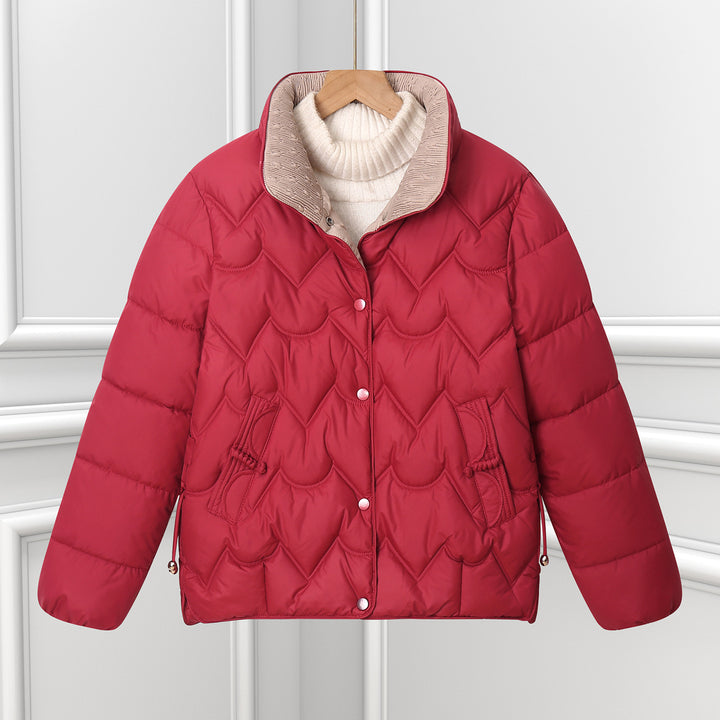 Damen kurze gesteppte Pufferjacke mit dekorativer Bogensteppung und Druckknopfblende – Célinea