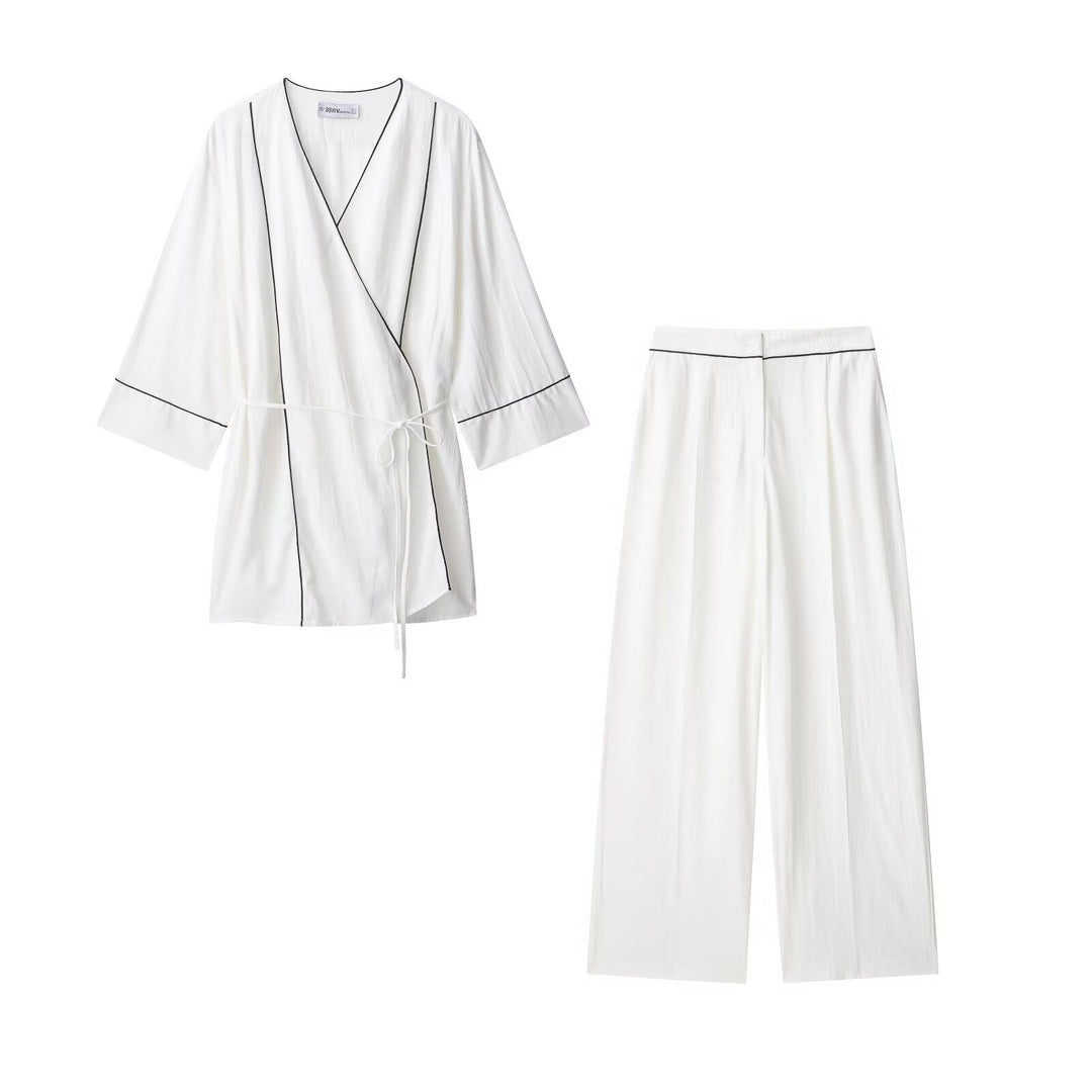 Damen Weite Plisseehose mit hohem Bund, verdeckter Knopfleiste und Kontrastpaspel Echoarchiv