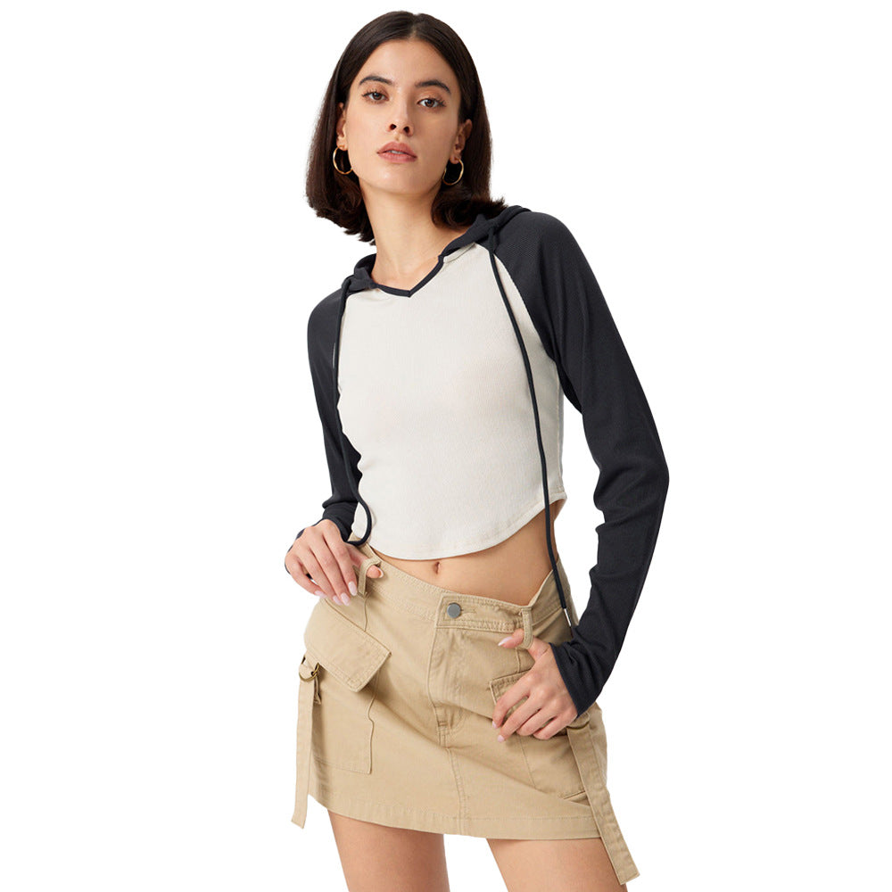 Damen Cropped Kapuzenlongsleeve mit Raglanärmeln, Daumenloch und geripptem Stretchkörper – Auréline