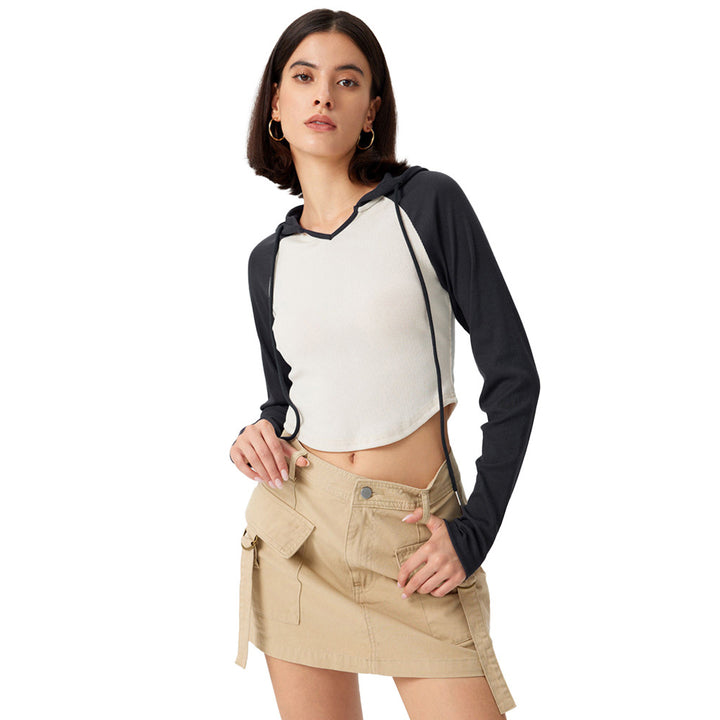 Damen Cropped Kapuzenlongsleeve mit Raglanärmeln, Daumenloch und geripptem Stretchkörper – Auréline