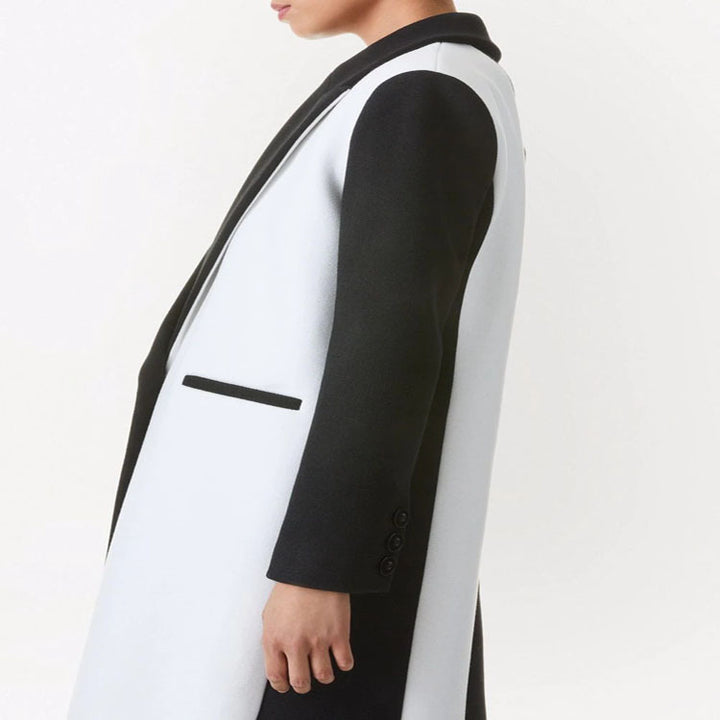 Damen Taillierter Midi‑Longcoat im Clean‑Tailoring mit kontrastiertem Innenfutter und Schalkragen Echoarchiv