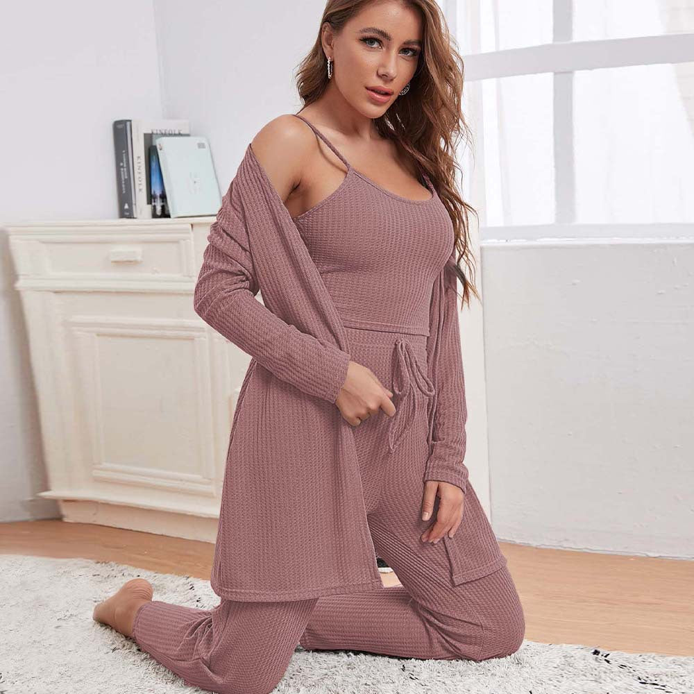 Damen dreiteiliges Lounge-Set aus Waffelstrick mit Longcardigan Spaghettiträger-Top und Highwaist-Jogginghose – Élanora