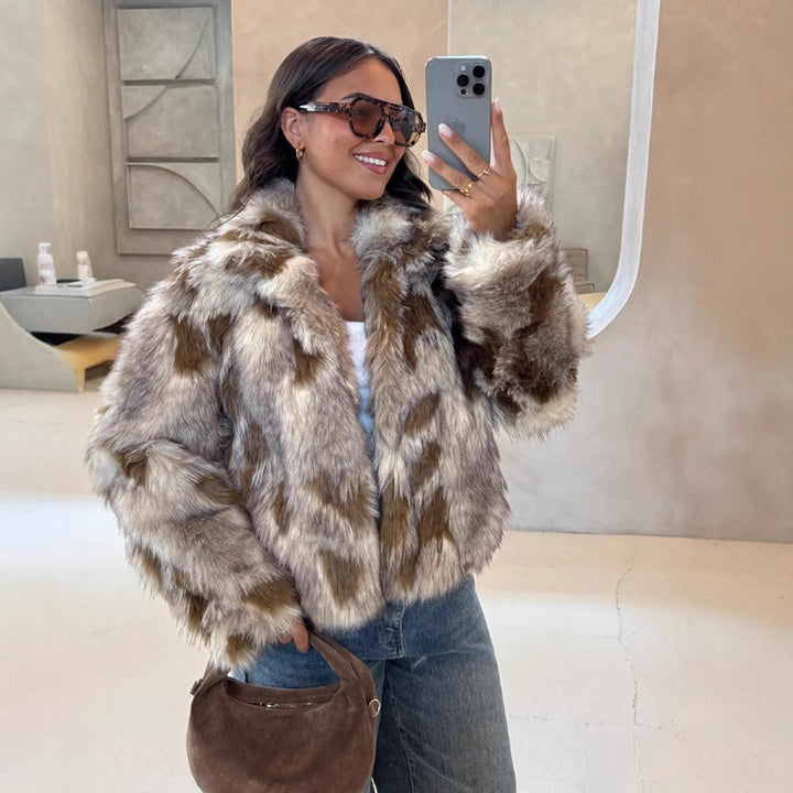 Damen Boxy-Kurzjacke aus Webpelz mit natürlicher Felloptik und breitem Schalkragen Echoarchiv