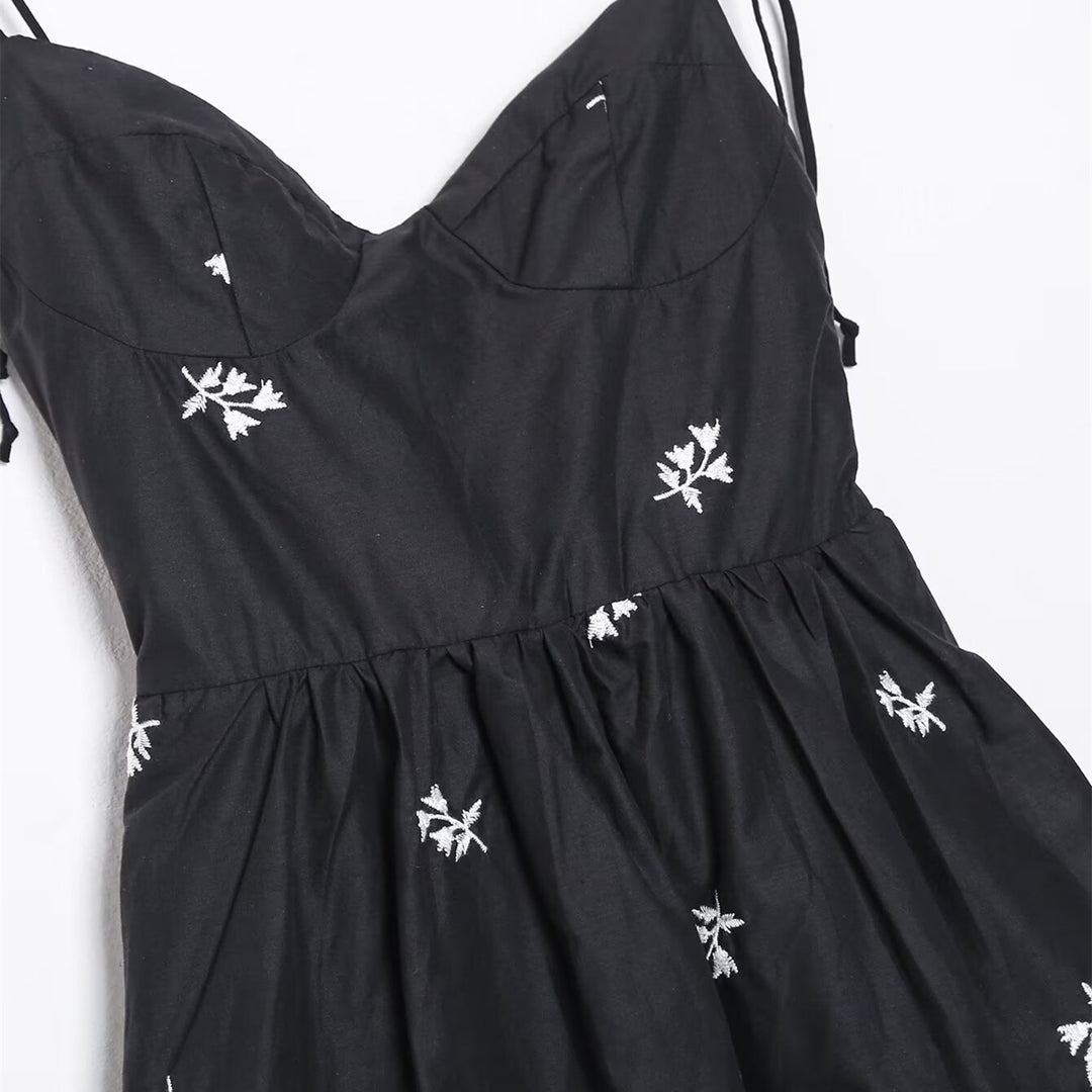 Damen Sommerkleid mit feinen Stickereien und verstellbaren Trägern Echo Archiv