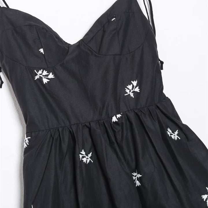 Damen Sommerkleid mit feinen Stickereien und verstellbaren Trägern Echo Archiv