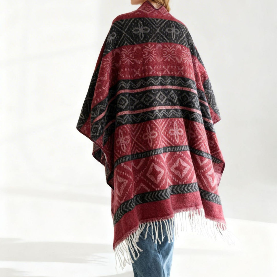 Damen Überwurfcape mit Jacquard‑Strick, V‑Ausschnitt und Fransensaum – Avérine