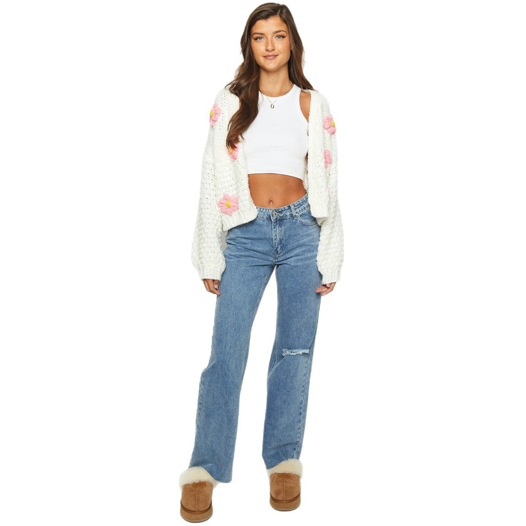 Damen Kurzer Grobstrick-Cardigan mit 3D-Blütenapplikationen und Ballonärmeln – Veloura
