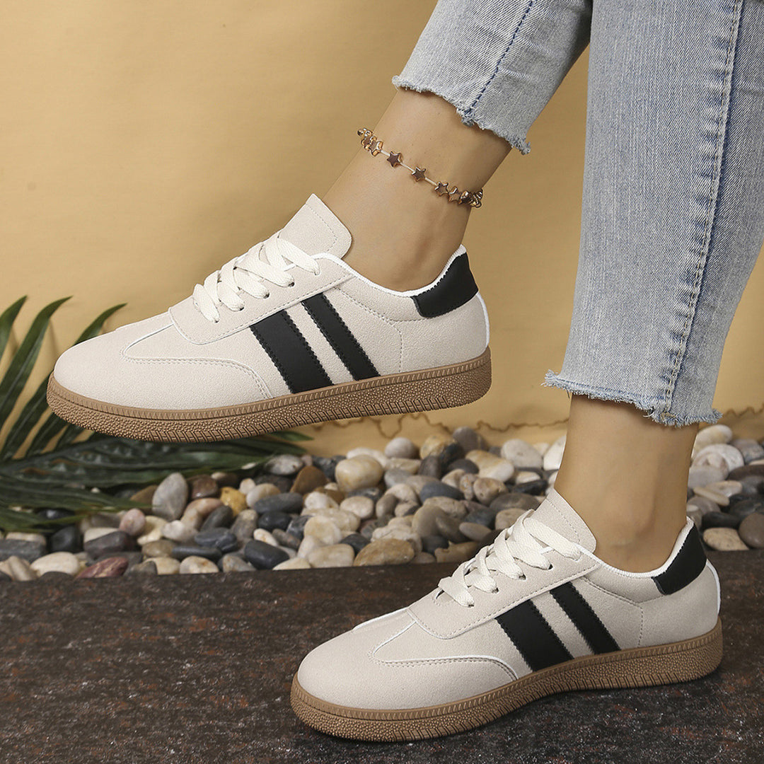 Damen Retro-Sneaker mit Wildleder-Optik, Gumsohle und kontrastierenden Streifen – Névara