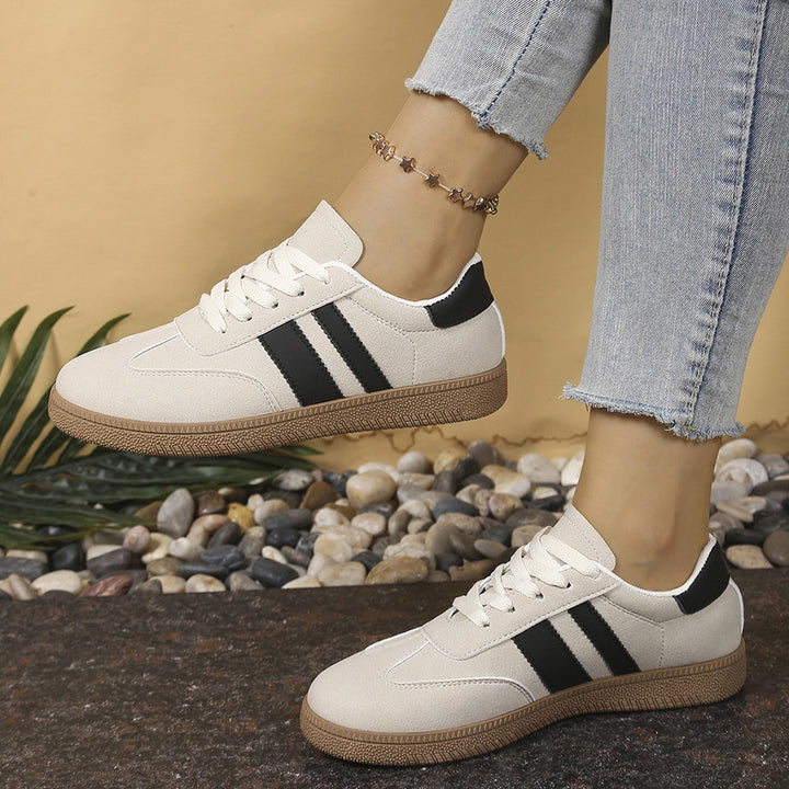 Damen Retro-Sneaker mit Wildleder-Optik, Gumsohle und kontrastierenden Streifen – Névara