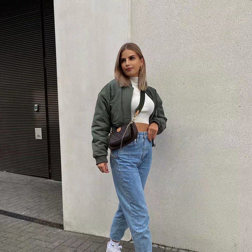 Damen cropped Bomberjacke mit Stehkragen, wattierter Innenlage und aufgesetzten Pattentaschen – Avenza
