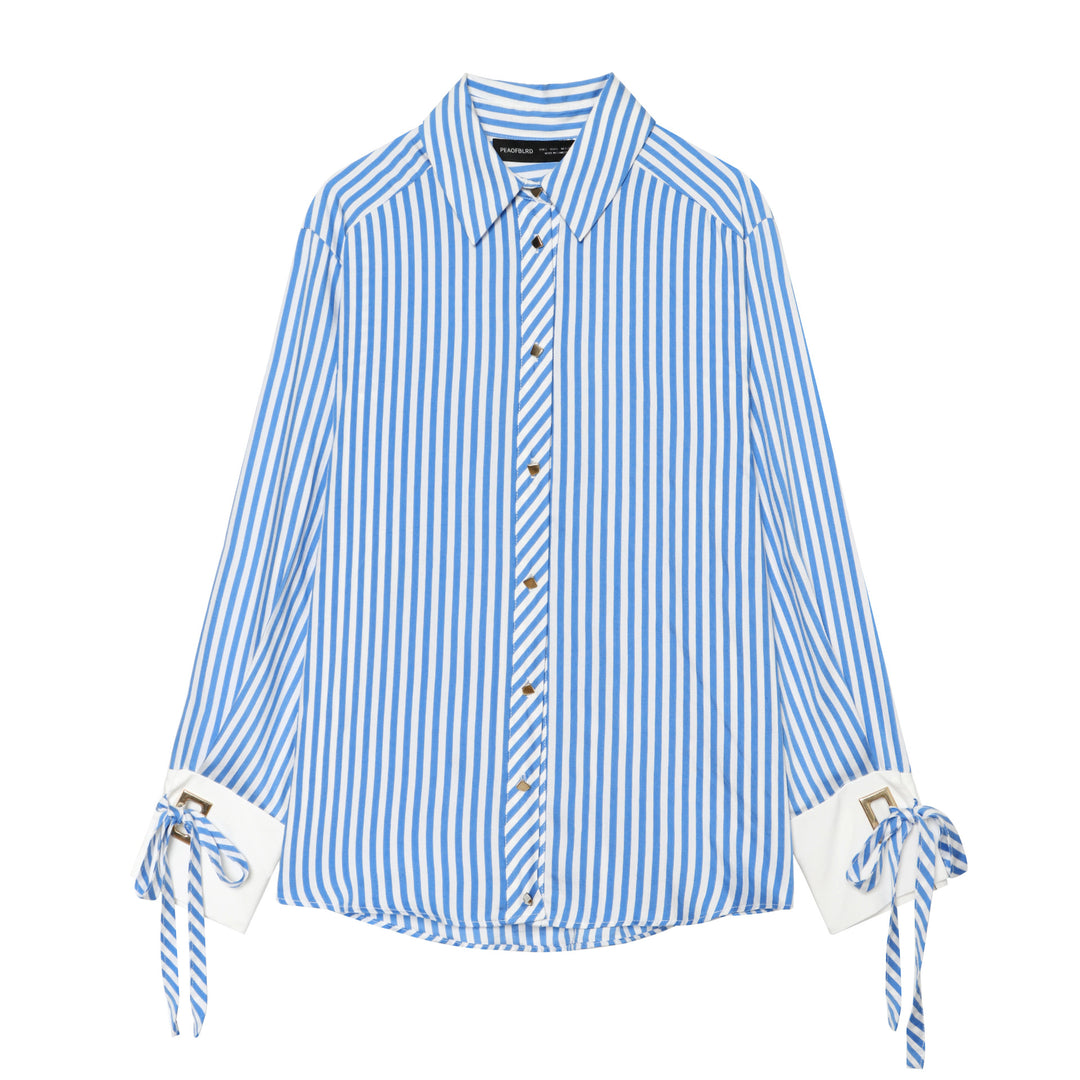 Damen oversized Hemdbluse mit Kentkragen, durchgehender Knopfleiste, markanten Manschetten mit Schnürdetail und feinem Streifenmuster – Maréline