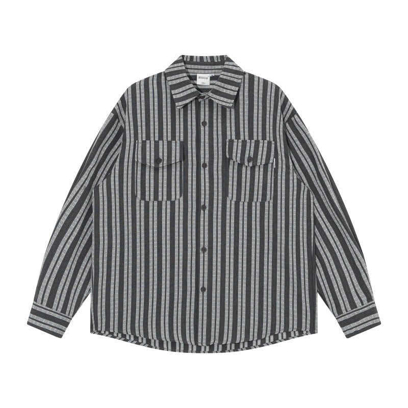 Herren Oversized Hemdjacke mit vertikalen Streifen, aufgesetzten Brusttaschen und abgerundetem Saum Echoarchiv
