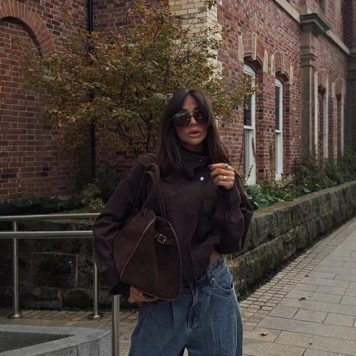 Damen Kurze Boxy‑Jacke in Velourslederoptik mit hohem Funnelkragen Echoarchiv