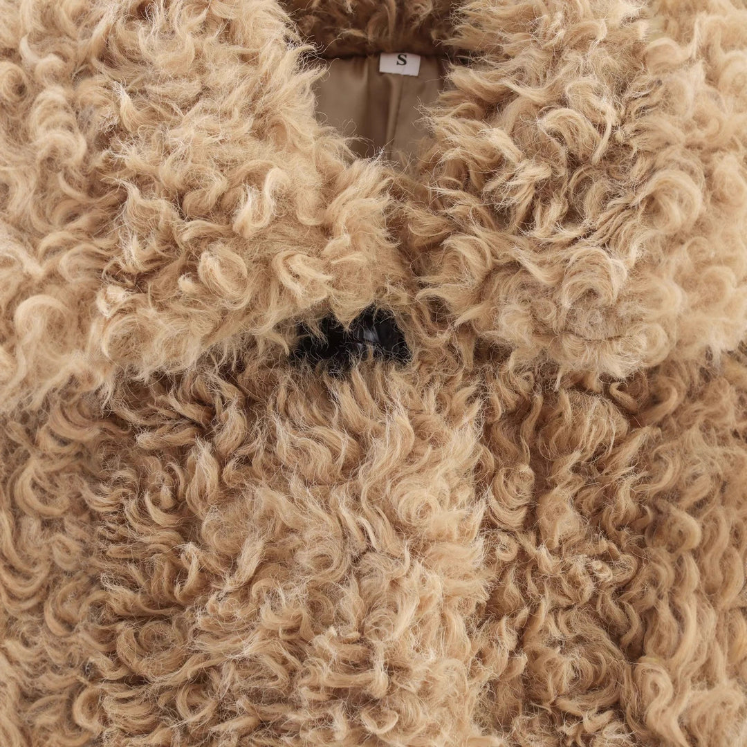 Damen nan kurze Bouclé-Teddyjacke mit lockiger Webstruktur Hemdkragen und Knopfverschluss Echo Archiv